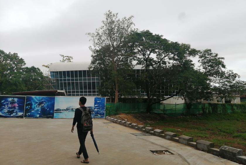 တည်ဆောက်နေသည့် ငါးပြတိုက်အား တွေ့ရစဉ် (ဓာတ်ပုံ-လွင်မျိုးသူ)
