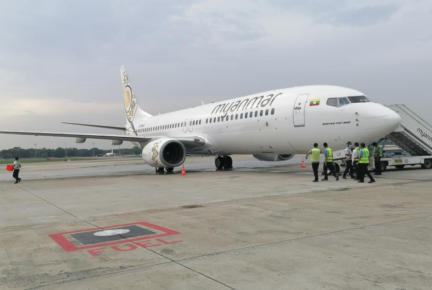 နိုင်ငံပိုင်မြန်မာအမျိုးသားလေကြောင်းလိုင်း၏ ဒုတိယမြောက် Boeing 737-800 NG လေယာဉ်အား ရန်ကုန်အပြည်ပြည်ဆိုင်ရာ လေဆိပ်တွင် တွေ့ရစဉ်