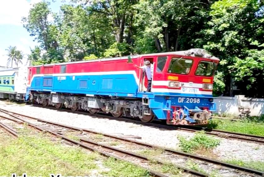 ရန်ကုန်-မန္တလေးလမ်းပိုင်းတွင် ပြေးဆွဲနေသည့် လေအိတ်ရထားတွဲဆိုင်းကို တွေ့ရစဉ်။ (ဓာတ်ပုံ-MOI)