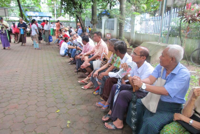 တာမွေမြို့နယ် မြန်မာ့စီးပွားရေးဘဏ်တွင် ပင်စင်လာထုတ်သူ ပင်စင်စားများကို ၂၀၁၉ ခုနှစ်ကုန်ခန့်က တွေ့ရစဉ် (ဓာတ်ပုံ-မျိုးထွန်း)