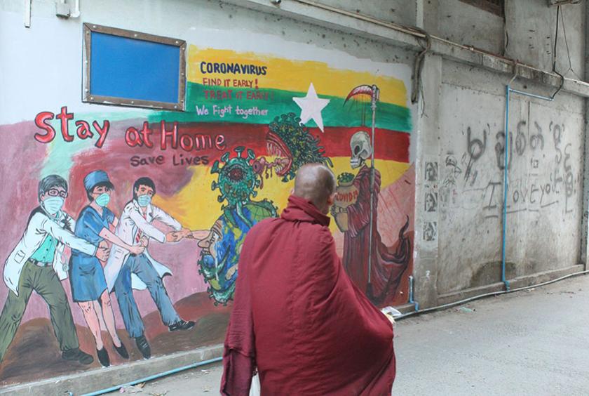 မြစ်ကြီးနားဘူတာရုံတိုက်တန်းနံရံတွင် ရေးဆွဲထားသည့် နံရံပန်းချီအား တွေ့ရစဉ်