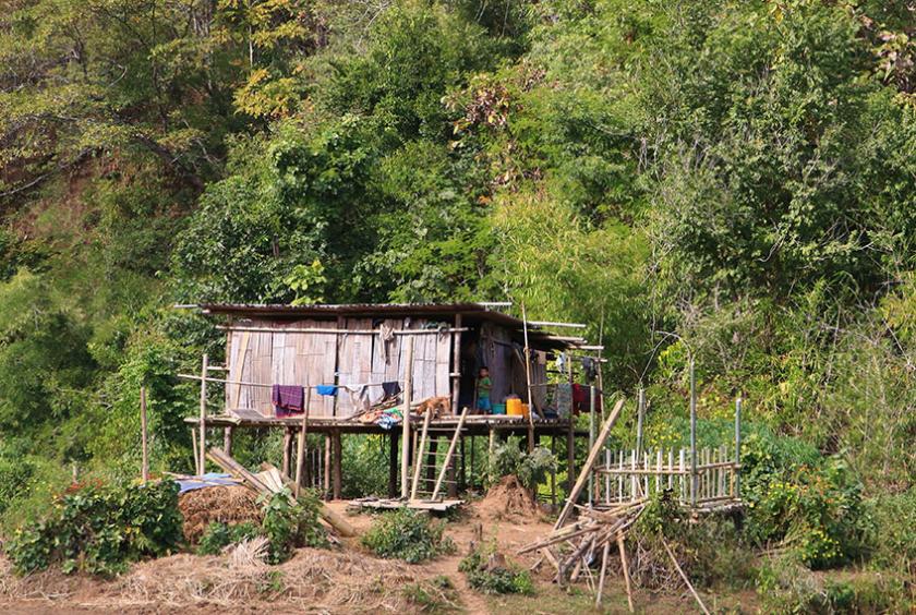 ပဲခူးရိုးမအတွင်း နေထိုင်နေသည့် တိုင်းရင်းသားများ၏ နေအိမ်တစ်လုံးကို ဒီဇင်ဘာလအတွင်းက တွေ့ရစဉ် (ဓာတ်ပုံ-ဝေလင်း)