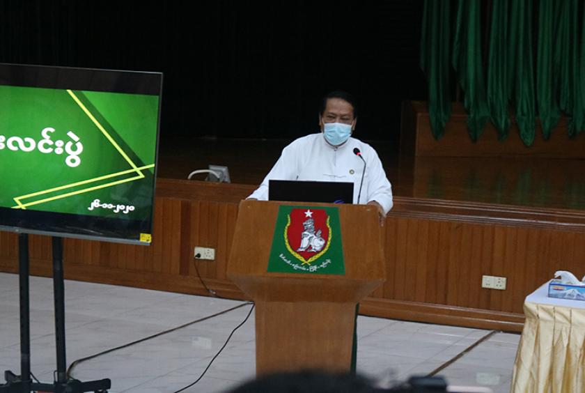 နိုဝင်ဘာ ၂၆ ရက်က ပြုလုပ်သည့် သတင်းစာ ရှင်းလင်းပွဲတွင် ပြည်ခိုင်ဖြိုးပါတီ ဒုတိယဥက္ကဋ္ဌ ဦးခင်ရီ ရှင်းလင်းပြောကြားနေစဉ်