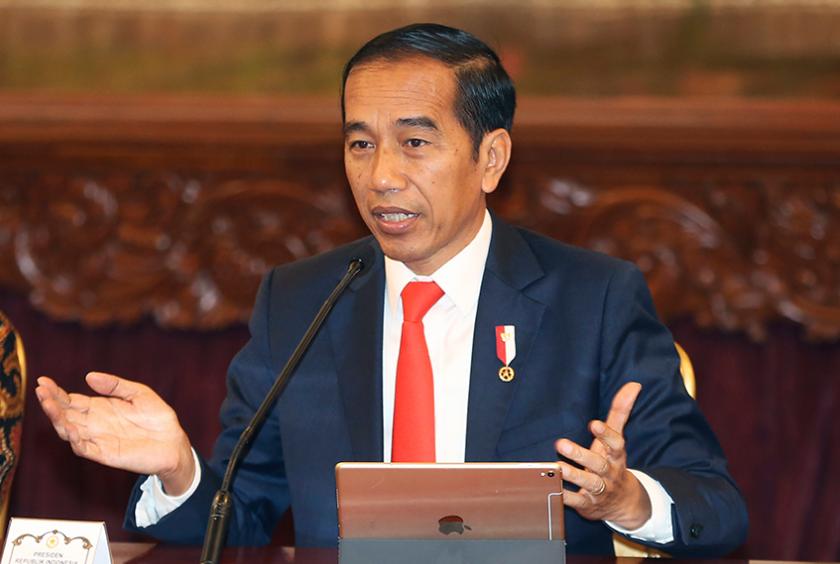 အင်ဒိုနီးရှားသမ္မတ ဝီဒိုဒိုက ဂျကာတာတွင် သြဂုတ် ၂၆ ၌ သတင်းစာရှင်းလင်းပွဲ ပြုလုပ်နေစဉ် (Photo: AP)