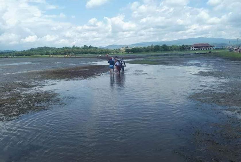 အင်းတော်ကြီးအိုင် ရေခန်းခြောက်နေသည်ကို တွေ့ရစဉ် (ဓာတ်ပုံ- သစ္စာ  (မိုးညှင်း))