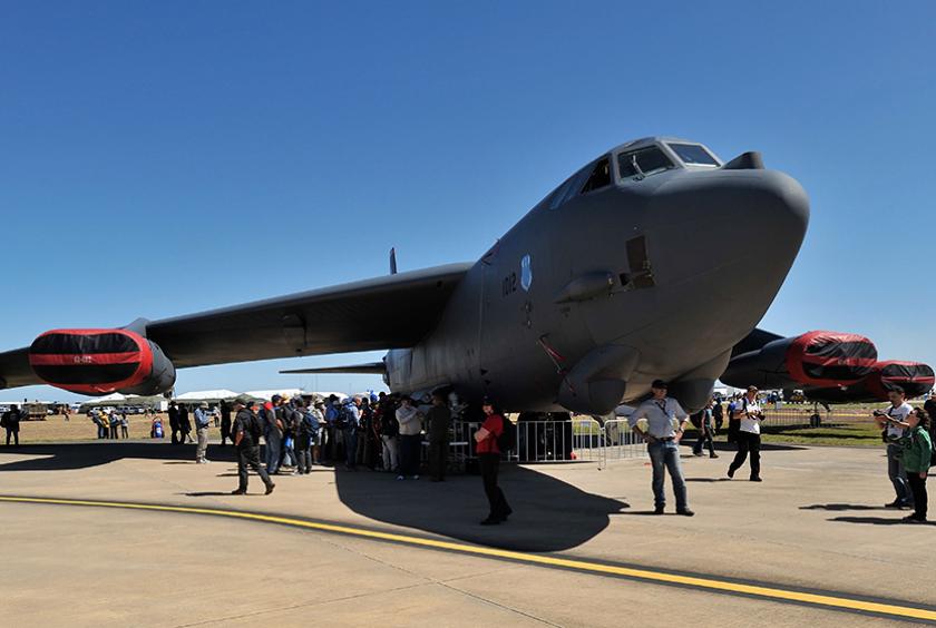  ၂၀၁၃ ခုနှစ် ဖေဖော်ဝါရီ ၂၈ ရက်က မဲဘုန်းရှိ နိုင်ငံတကာလေကြောင်းပြပွဲ၌ အမေရိကန်လေတပ်မှ B-52 ဗုံးကြဲလေယာဉ်ကို တွေ့ရစဉ်