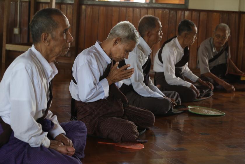 ဘိုးဘွားရိပ်သာတစ်ခုတွင် နေထိုင်လျက်ရှိသော သက်ကြီးအဘိုးများကို တွေ့ရစဉ်