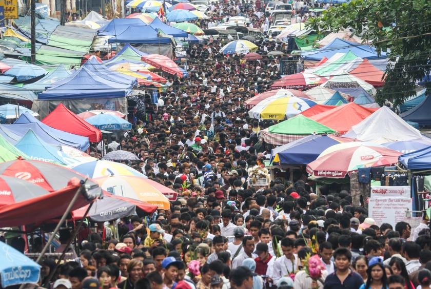 ရွှေတိဂုံစေတီတော်သို့ လာရောက်ဖူးမြော်သူများကို တွေ့ရစဉ် (ဓာတ်ပုံ -ကြည်နိုင်)