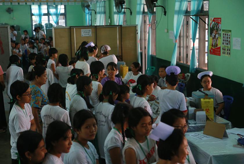 အခြေခံပညာ ကျောင်းများတွင် ကျန်းမာရေးဌာနမှ ကာကွယ်ဆေး အစုလိုက် ထိုးနှံပေးနေစဉ် (ဓာတ်ပုံ-ကြည်နိုင်)
