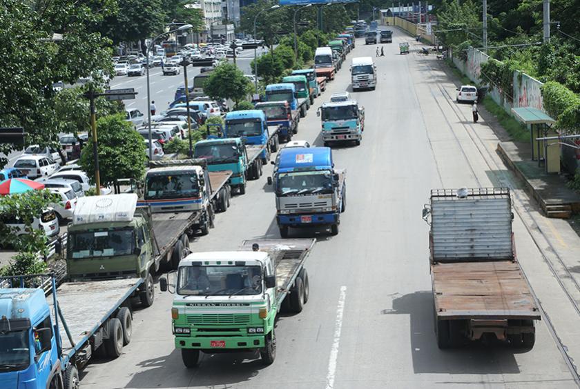 ရန်ကုန်မြို့ ကမ်းနားလမ်းတွင် သွားလာနေသော ကွန်တိန်နာ ယာဉ်များအား တွေ့ရစဉ်