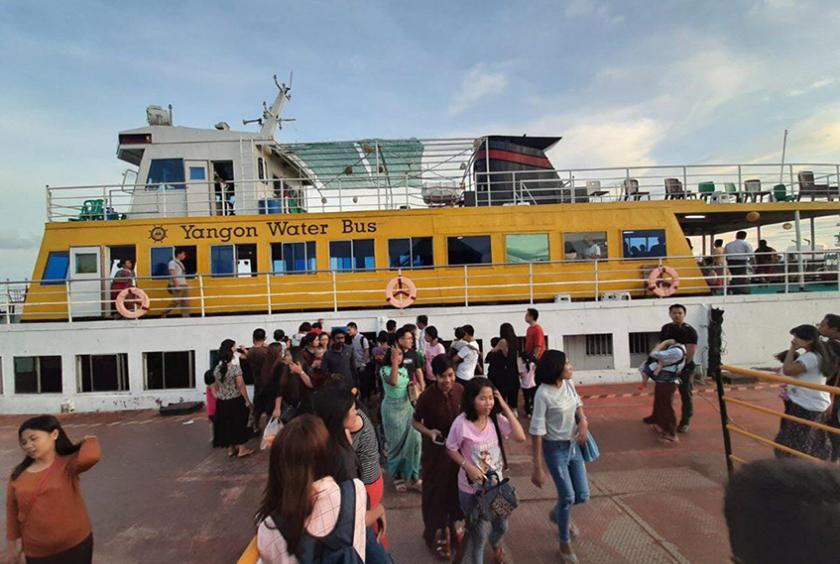 ရန်ကုန်မြစ်အတွင်း ပြေးဆွဲခဲ့သော Yangon Water Bus ကိုတွေ့ရစဉ်