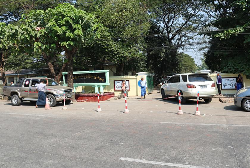 မြင်သာ ကညနရုံးတွင် သက်တမ်းလာတိုးသည့် မော်တော်ယာဉ်များကို ဒီဇင်ဘာ ၂၇ ရက်က တွေ့ရစဉ် (ဓာတ်ပုံ-ရှိုင်းလင်းအောင်)