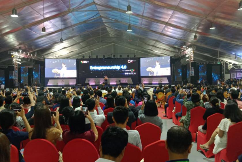 “ Myanmar Enterpreneurship Summit 2019” တွင် နိုင်ငံတော်၏ အတိုင်ပင်ခံပုဂ္ဂိုလ် ဒေါ်အောင်ဆန်းစုကြည် မိန့်ခွန်းပြောကြားနေစဉ် (ဓာတ်ပုံ-ဇေယျာငြိမ်း)
