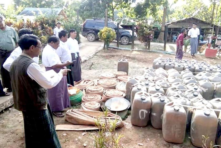 လေလံတင်ရောင်းချသည့် ပစ္စည်းများကို တွေ့ရစဉ်(ဓာတ်ပုံ- ခန္တီးမြို့နယ် အထွေထွေအုပ်ချုပ်ရေးရုံး)