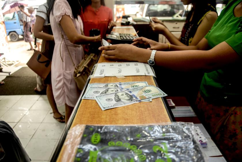 ရန်ကုန်မြို့ရှိ ငွေလဲကောင်တာတစ်ခုအား တွေ့ရစဉ်