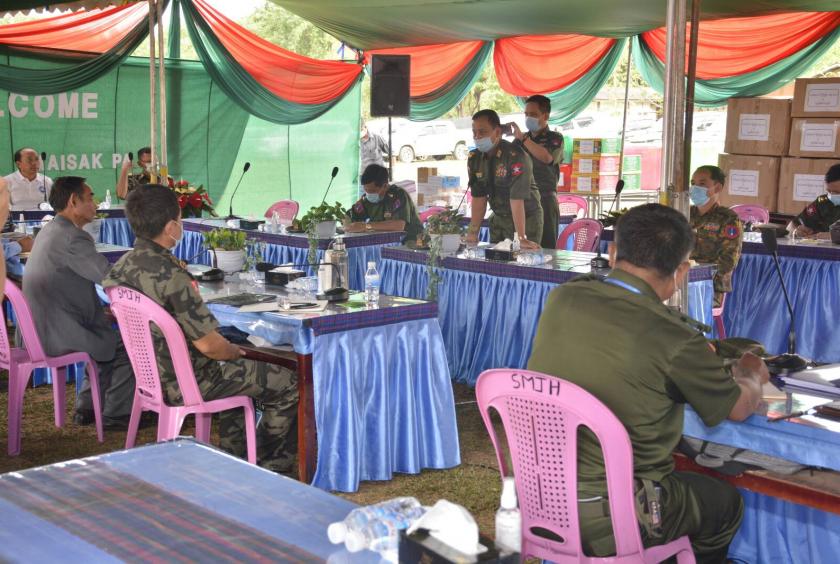 မေ ၂၀ ရက်က လိုင်ဇာအနီးရှိ မိုင်ဆာပါဒေသတွင် ပြုလုပ်သည့် COVID-19 ကာကွယ်ထိန်းချုပ်ကုသရေး အထောက်အကူပစ္စည်းများ ပေးအပ်ပွဲ အခမ်းအနားတွင် တပ်မတော်နှင့် KIA နှစ်ဖက်တာဝန်ရှိသူများကို တွေ့ရစဉ်