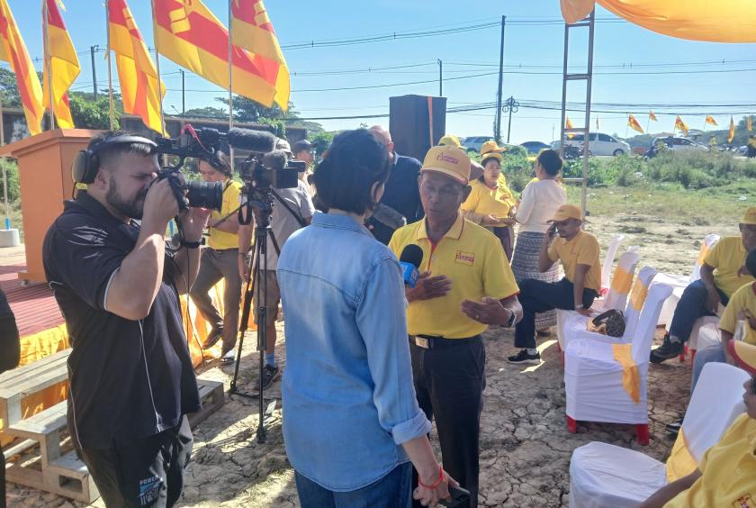 ပုံစာ- ဒီဇင်ဘာ ၂၅ ရက်က ဒဂုံမြို့သစ်(တောင်ပိုင်း)မြို့နယ်တွင် ပြည်သူ့ပါတီ ရွေးကောက်ပွဲအောင်နိုင်ရေး ဟောပြောပွဲတွင် သတင်းရယူနေသည့် ABC TV သတင်းဌာနကိုတွေ့ရစဥ်။