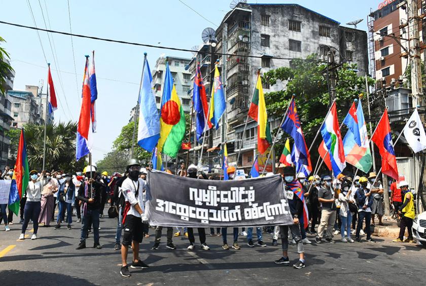 မြေနီကုန်းတွင် ဆန္ဒပြနေသူများအား ဖေဖော်ဝါရီ ၂၈ ရက် နံနက်ပိုင်းကတွေ့ရစဉ် (ဓာတ်ပုံ-ကြည်နိုင်)