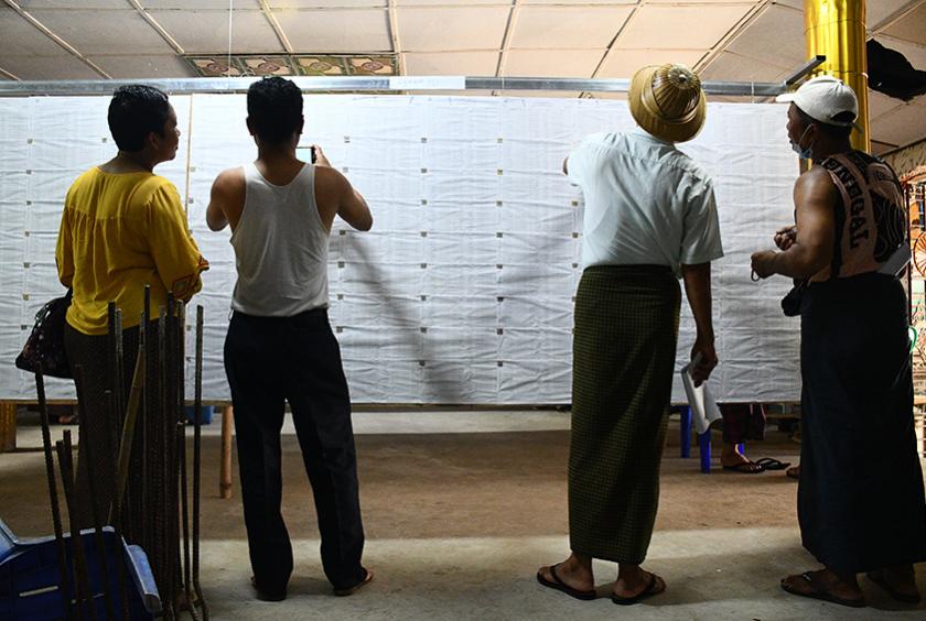 ရန်ကုန်မြို့ မဲဆန္ဒနယ်တစ်ခုတွင် ဇူလိုင် ၂၅ ရက်က မဲစာရင်း လာရောက်ကြည့်ရှုနေသူများကို တွေ့ရစဉ် (ဓာတ်ပုံ-ကြည်နိုင်)