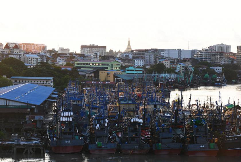 ရန်ကုန်မြို့ ပုဇွန်တောင်မြို့နယ် ညောင်တန်းဆိပ်ကမ်းတွင် ရပ်နားထားသည့်  ငါးဖမ်းစက်လှေများကို တွေ့ရစဉ် (ဓာတ်ပုံ-ကြည်နိုင်)