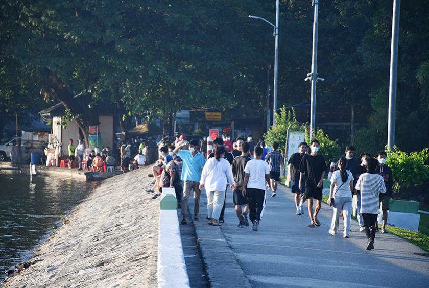 အင်းလျားကန်ပေါင်တွင် နံနက်ပိုင်းအချိန်၌ အားကစားလေ့ကျင့်ခန်း ပြုလုပ်နေသူ အချို့ကို တွေ့ရစဉ် (ဓာတ်ပုံ-ကြည်နိုင်)