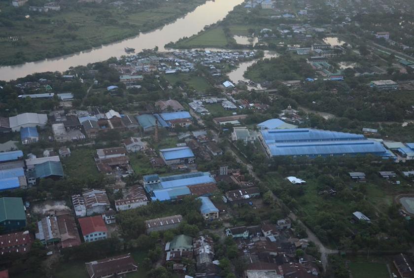 ကုန်ထုတ်စက်ရုံများလည်ပတ်နေသည့် ရန်ကုန်မြို့ရှိ စက်မှုဇုန်တစ်နေရာကို တွေ့ရစဉ် (ဓာတ်ပုံ-စည်သူအောင်)