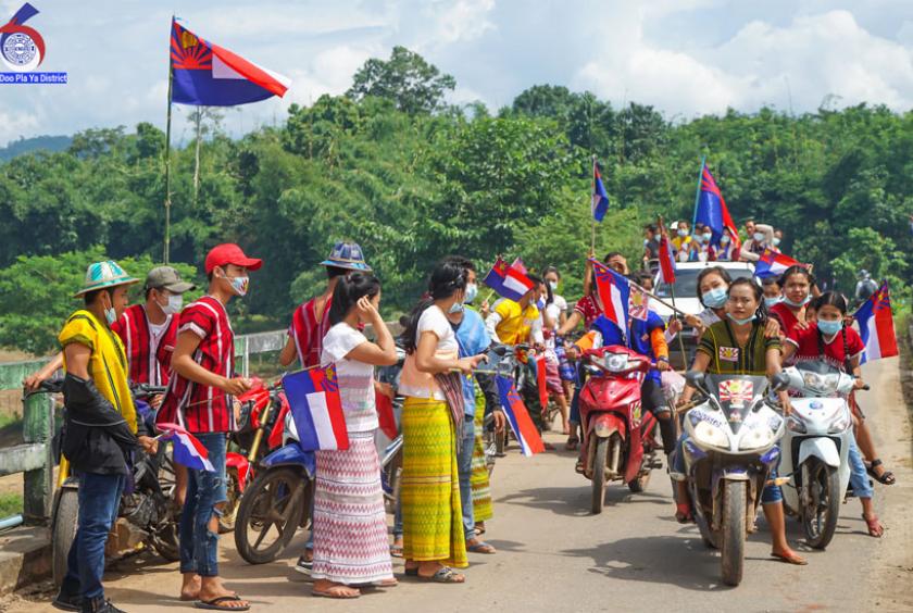 ကြာအင်းဆိပ်ကြီးမြို့နယ်တွင် ရွေးကောက်ပွဲယှဉ်ပြိုင်မည့် ကရင်တစ်သီးပုဂ္ဂလတစ်ဦးအပါအဝင် ကရင်အမျိုးသားဒီမိုကရက်တစ်ပါတီ(KNDP) ကိုယ်စားလှယ်လောင်းများကို ဝန်းရံသူများက ကျိုက်ဒုံမြို့၌ စက်တင်ဘာ ၁၄ ရက် အင်အားပြလှည့်လည်စဉ်