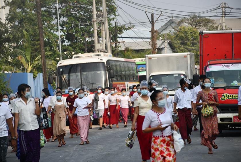 ရန်ကုန်မြို့ရှိ စက်မှုဇုန်တစ်ခုအတွင်း အလုပ်သမားများ စက်ရုံဆင်းလာသည်ကို တွေ့ရစဉ် (ဓာတ်ပုံ-ကြည်နိုင်)