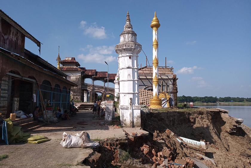 လေးမျက်နှာမြို့ရှိ စတုမုခထူပါရုံ စေတီတော်ကြီးအနီး မြစ်ကမ်းပါးပြိုကျနေသည်ကို တွေ့ရစဉ်(ဓာတ်ပုံ-မင်းမင်းထွဋ်)