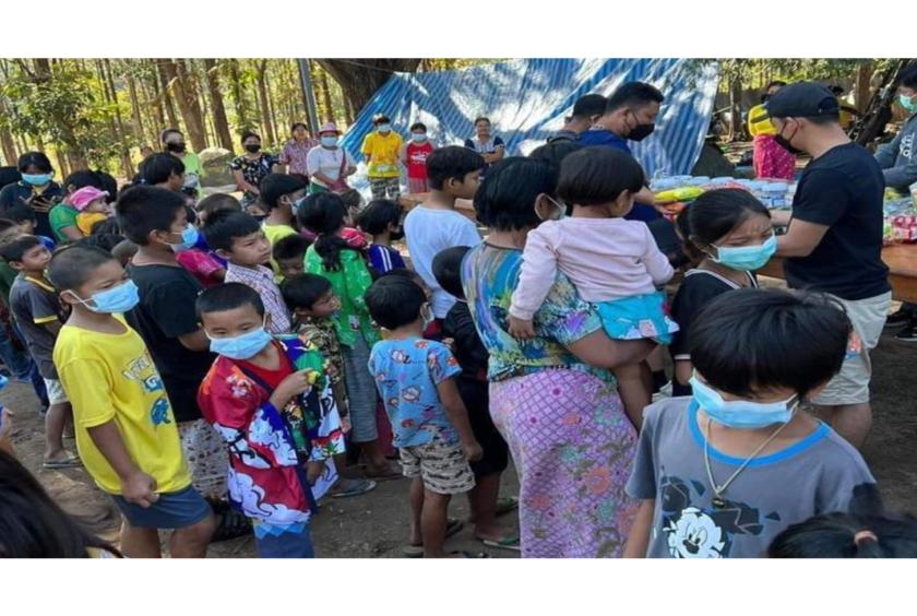 ​လေးကေ့ကော်ဒေသမှ နေရပ်စွန့်ခွာလာသည့် စစ်ဘေးရှောင်အချို့ကို တွေ့ရစဉ်