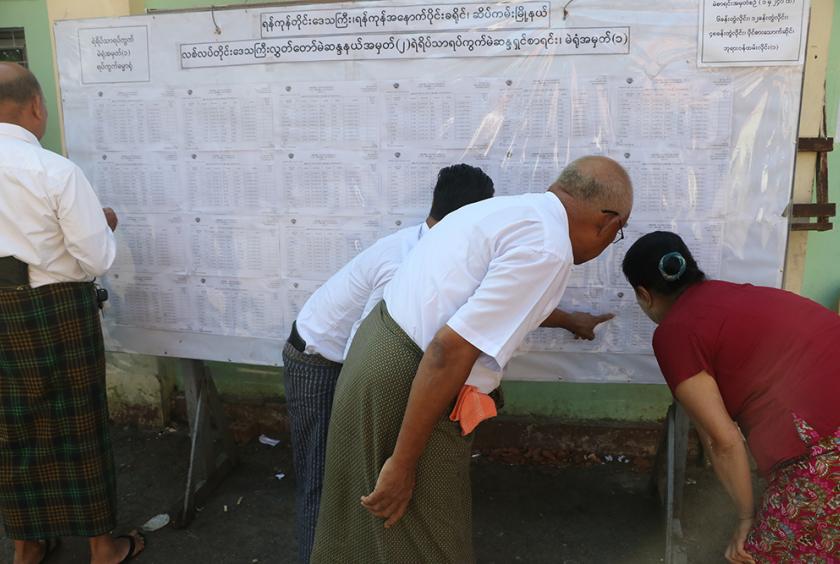 ၂၀၁၈ ခုနှစ် နိုဝင်ဘာ ၃ ရက်က ကျင်းပခဲ့သည့် ကြားဖြတ်ရွေးကောက်ပွဲတွင် ဆိပ်ကမ်းမဲဆန္ဒနယ်၌ မဲစာရင်း လာရောက်ကြည့်ရှုနေသူများကို တွေ့ရစဉ် (ဓာတ်ပုံ-စည်သူ)