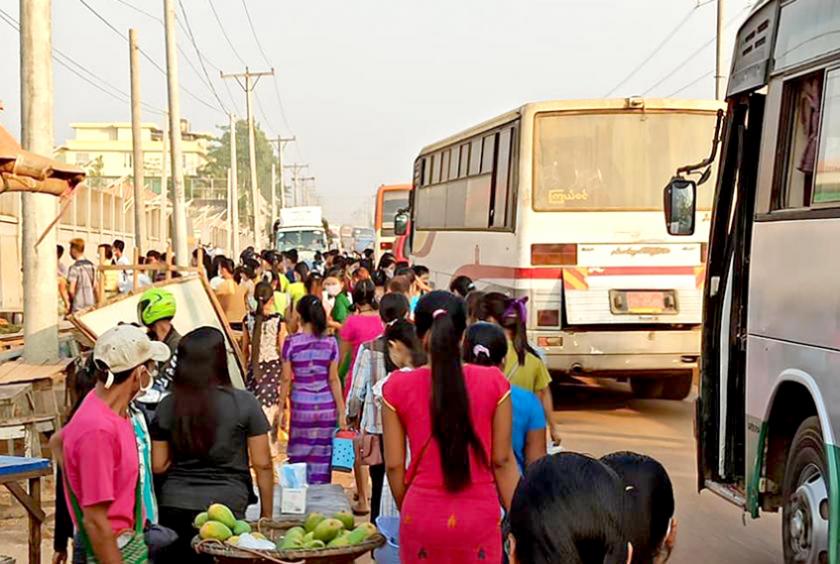 စက်ရုံတစ်ရုံတွင် လုပ်ငန်းခွင်ဝင်ရောက်မည့် အလုပ်သမားများကို တွေ့ရစဉ်
