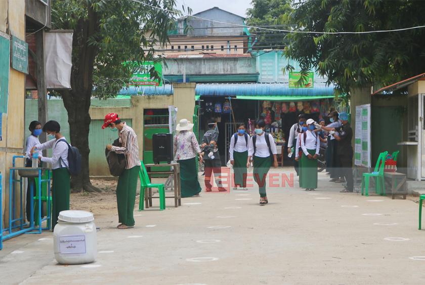 ဓါတ်ပုံ- ပြည်မြို့ အထက ၅ ကျောင်းစတင်ဖွင့်လှစ်ရာတွင် ကျန်းမာရေး စောင့်ရှောက်မှုပေးနေသည်ကို ဇူလိုင်လ ၂၁ ရက်နေ့က တွေ့ရစဉ်