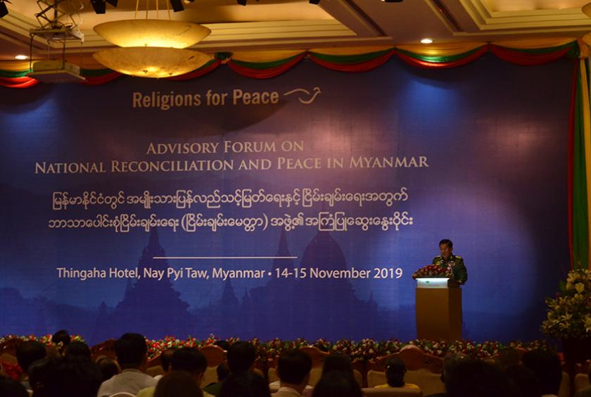 နိုဝင်ဘာ ၁၄ ရက်က နေပြည်တော်ရှိ သင်္ဂဟဟိုတယ်၌ ပြုလုပ်သည့် မြန်မာနိုင်ငံတွင် အမျိုးသားပြန်လည် သင့်မြတ်ရေးနှင့် ငြိမ်းချမ်းရေးအတွက် ဘာသာပေါင်းစုံ ငြိမ်းချမ်းရေး  တတိယအကြိမ် ဆွေးနွေးပွဲ၌ တပ်မတော်ကာကွယ်ရေးဦးစီးချုပ် ဗိုလ်ချုပ်မှူးကြီး မင်းအောင်လှိုင်  အဖွင့်အမှာစကား ပြောကြားစဉ် (ဓာတ်ပုံ-ဇေယျာထွန်း)