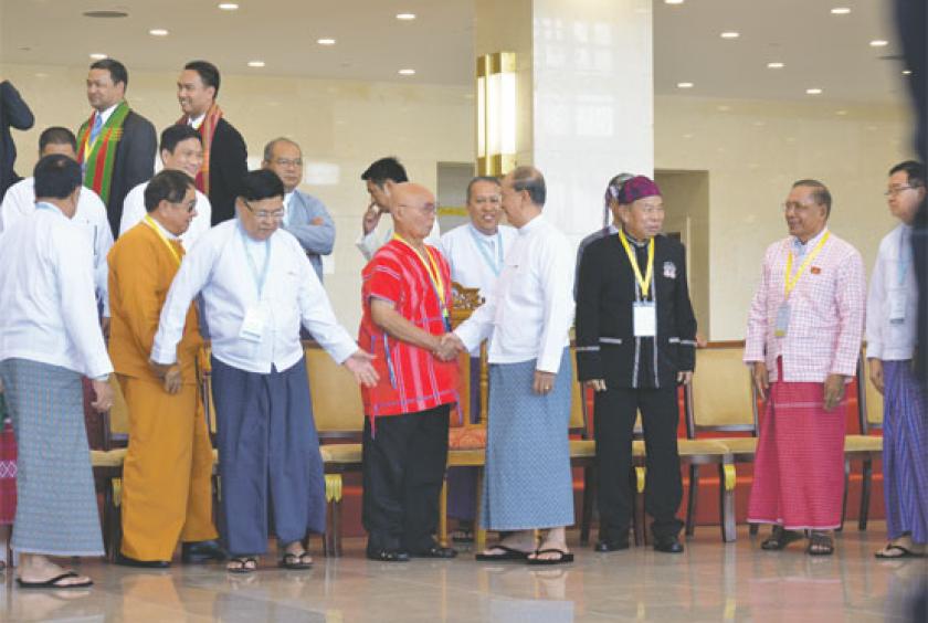 ပြည်ထောင်စုငြိမ်းချမ်းရေး ညီလာခံ - ၂၁ ရာစု ပင်လုံအကြို ပြင်ဆင်ရေး ဆပ်ကော်မတီ (၂) နှင့် UNFC ကိုယ်စားလှယ်အဖွဲ့ DPN တို့ ရန်ကုန်မြို့၌ ဇူလိုင် ၁ ရက်က တွေ့ဆုံ ဆွေးနွေးနေစဉ် (ဓာတ်ပုံ - အောင်ဇော်ထွန်း)