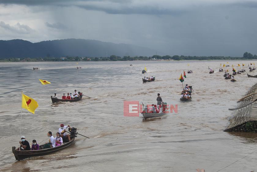 စက်တင်ဘာ ၂၄ ရက်က ဧရာဝတီမြစ်ကြောင်းတစ်လျှောက် စက်လှေများဖြင့် တိုင်းလိုင် (ရှမ်းနီ) အမျိုးသားများ ဖွံ့ဖြိုးတိုးတက်ရေးပါတီက လှည့်လည်နေစဉ်