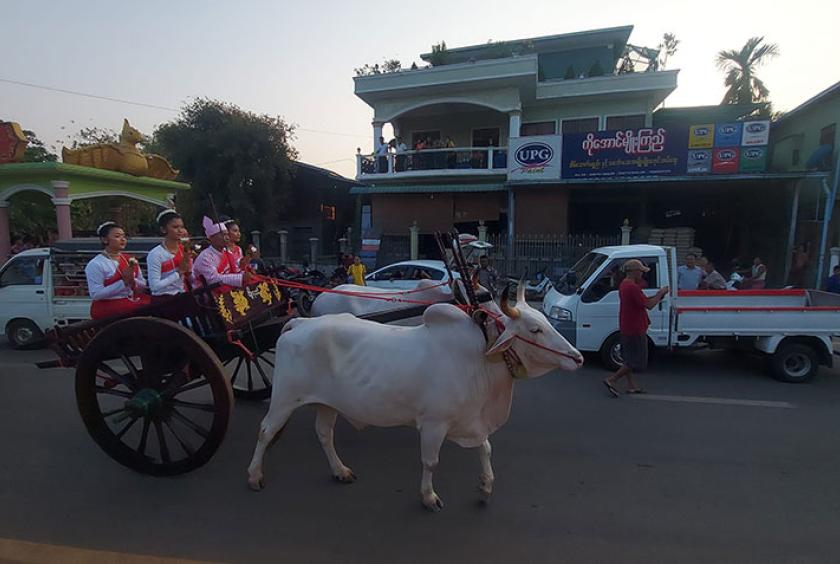 ပြိုင်ပွဲဝင်လှည်းယာဉ်တစ်စီးကို တွေ့ရစဉ်