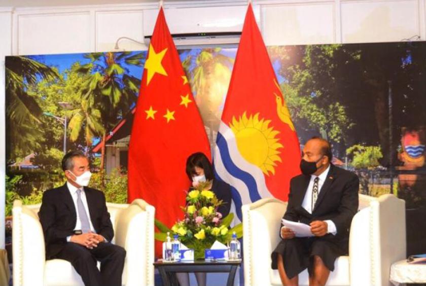 မေ ၂၇ ရက်က ကီရီဘာတီသမ္မတနှင့် နိုင်ငံခြားရေးဝန်ကြီး တာနေးတီမားမူ (ယာ)နှင့် တရုတ်နိုင်ငံခြား ရေးဝန်ကြီး ဝမ်ယိတို့ ကီရီဘာတီကျွန်း တာရာဝါမြို့၌ တွေ့ဆုံစဉ် (Photo-Xinhua)