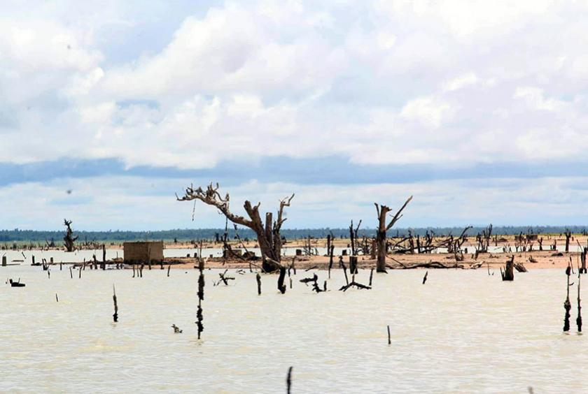  သဖန်းဆိပ်ဆည်ရေနည်းလာမှုကြောင့် ဆည်တည်ဆောက်စဉ်က ရေမြုပ်ခဲ့သည့် ရွာဟောင်းအချို့ကို တွေရစဉ်(ဓာတ်ပုံ-နေခြည်သစ်(ကျွန်းလှ)