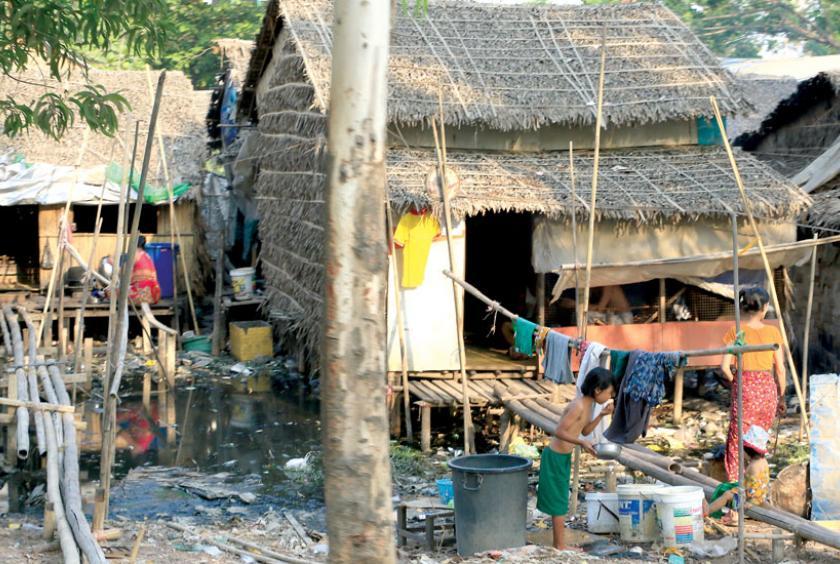 လှိုင်သာယာမြို့နယ် စက်မှုဇုန်များအနီးရှိ နေအိမ်အချို့ကိုတွေ့ရစဉ်