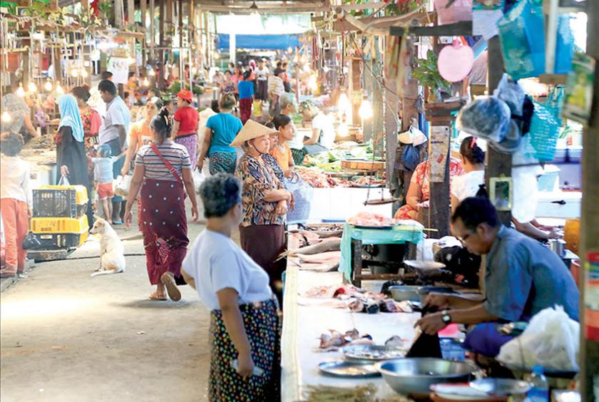 ရန်ကုန်မြို့ရှိ အသားနှင့် ငါးများရောင်းချသော စျေးရုံတစ်ရုံကို တွေ့ရစဉ် (ဓာတ်ပုံ- ကြည်နိုင်)