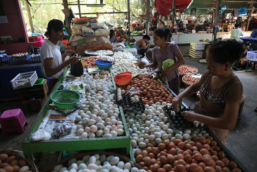ရန်ကုန်မြို့ စျေးရုံတစ်ရုံရှိ ကြက်ဥ၊ ဘဲဥအရောင်းဆိုင်တွင် စျေးဝယ်နေသူအချုုိ့ကို တွေ့ရစဉ် (ဓာတ်ပုံ-ကြည်နိုင်)