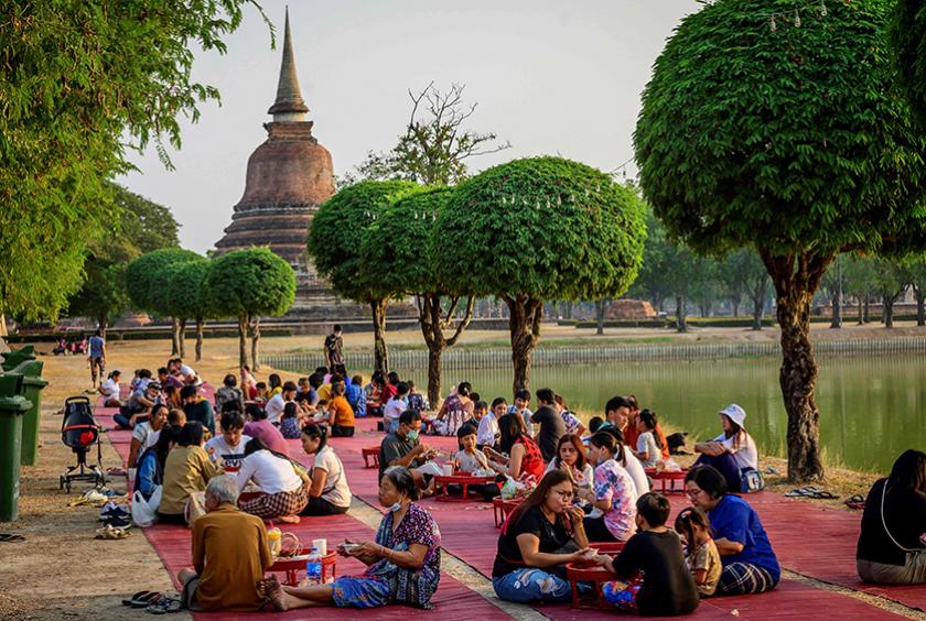 ဘန်ကောက်မြို့တော်မြောက်ပိုင်းရှိ ဆူခိုထိုင်း သမိုင်းဝင် ဥယျာဉ်တွင် ပျော်ပွဲစားထွက်နေကြသူများကို ဖေဖော်ဝါရီ ၂၆ ရက်က တွေ့ရစဉ်(Photo:AP)