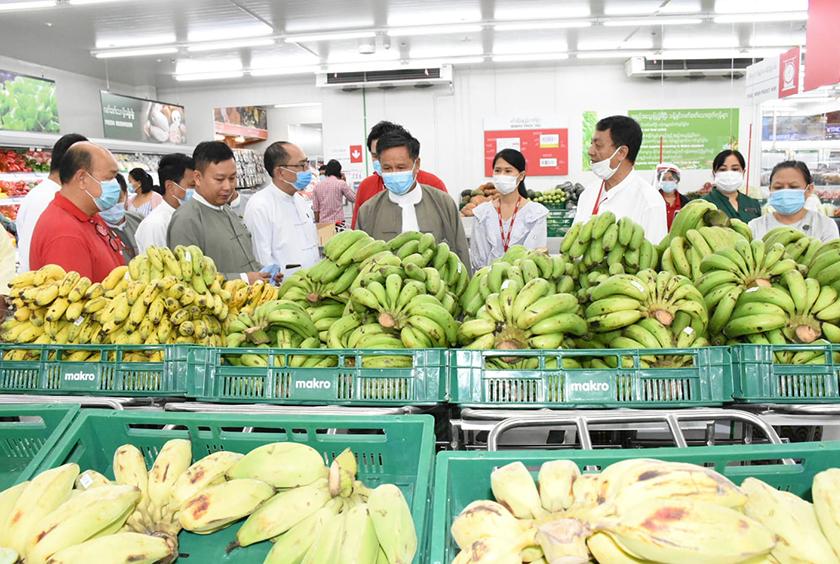 မြန်မာအပြည်ပြည်ဆိုင်ရာ ကုန်သွယ်မှုဗဟိုဌာနနှင့် စက်ဆန်းအုပ်စု (၁၁) ဝင်းအတွင်း ဖွင့်လှစ်ပြီး အွန်လိုင်းစနစ်ဖြင့် လက်လီလက်ကားရောင်းချနေမှုများအား ဒုတိယဝန်ကြီး သွားရောက်ကြည့်ရှုနေသည်ကို တွေ့ရစဉ်(ဓာတ်ပုံ- MOI)