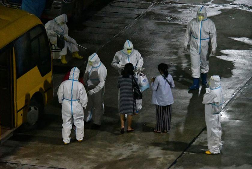 ရန်ကုန်တိုင်းဒေသကြီးရှိ Quarantine ထားရှိရာနေရာများတွင် ကူညီလုပ်ကိုင်နေသည့် စေတနာ့ဝန်ထမ်းများကို တွေ့ရစဉ် (ဓာတ်ပုံ- ကြည်နိုင်)