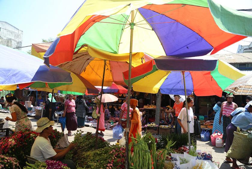 ရန်ကုန်မြို့ရှိ စျေးတန်းတစ်ခုတွင် စျေးဝယ်ယူရောင်းချများကို တွေ့ရစဉ် (ဓာတ်ပုံ-ကြည်နိုင်)