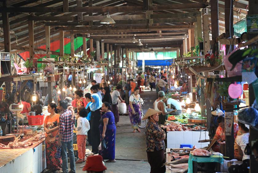 ရန်ကုန်မြို့ မြို့နယ်တစ်ခုအတွင်းရှိ စျေးကြီးတစ်စျေးတွင် စျေးသည်စျေးဝယ်တို့ကို တွေ့ရစဉ် (ဓာတ်ပုံ-ကြည်နိုင်)