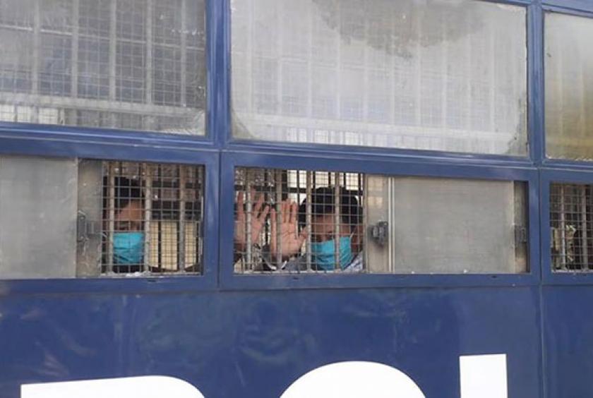 သရုပ်ဆောင်မင်းရာဇာကို အရှေ့ပိုင်းခရိုင်တရားရုံးသို့ ရုံးထုတ်လာသည်ကို တွေ့ရစဉ် (ဓာတ်ပုံ- မျိုးထွန်း)    