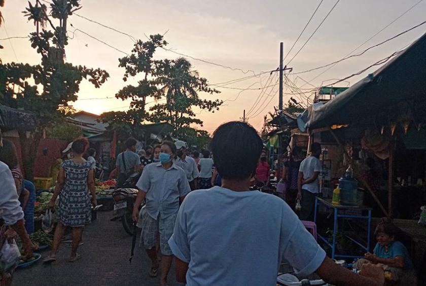 ရန်ကုန်မြို့ရှိ စျေးတစ်ခုတွင် စျေးသည်စျေးဝယ်တို့ကို ယခုလပိုင်းအတွင်း တွေ့ရစဉ် (ဓာတ်ပုံ- သိင်္ဂီဝင်းထွန်း)