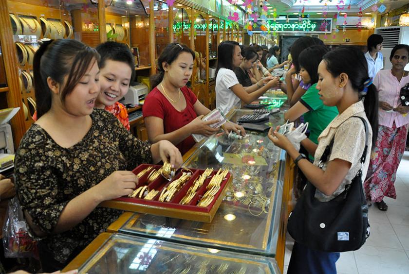 ရန်ကုန်မြို့လယ်ရှိ ရွှေအရောင်းဆိုင်တစ်ဆိုင်တွင် ဝယ်ယူနေသူများကို တွေ့ရစဉ်